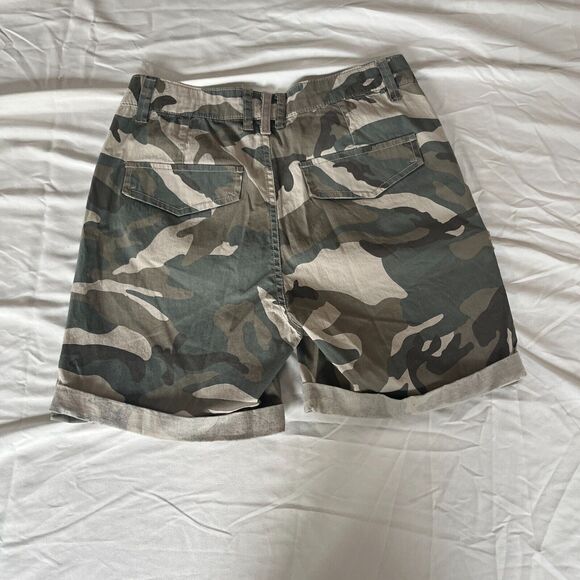 Charlie B Pants - CHARLIE B Cuffed Cargo Shorts Green Tan Camo Zipper Pockets Womens 28 Waist